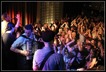 2003-12-02 - Flogging Molly från Sticky Fingers, Göteborg