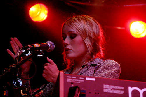 2004-05-29 - Shout Out Louds från Popaganda, Stockholm