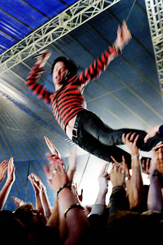 2004-08-26 - The (International) Noise Conspiracy från Reading Festival, Reading