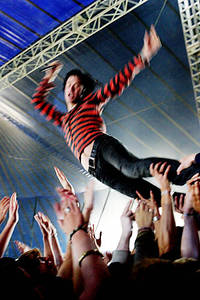 2004-08-26 - The (International) Noise Conspiracy från Reading Festival, Reading