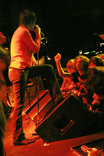 2004-10-07 - The (International) Noise Conspiracy från The Tivoli, Helsingborg