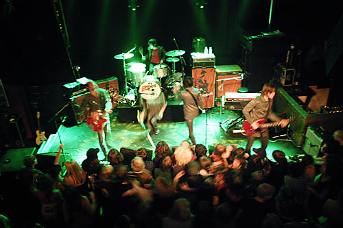 2004-10-07 - The (International) Noise Conspiracy från The Tivoli, Helsingborg