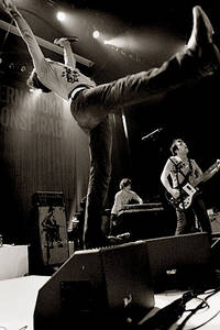 2005-04-07 - The (International) Noise Conspiracy från Umeå Open, Umeå