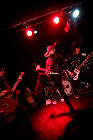 2006-11-30 - The (International) Noise Conspiracy från Guitars, Umeå