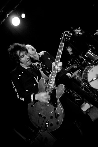 2006-11-30 - The (International) Noise Conspiracy från Guitars, Umeå