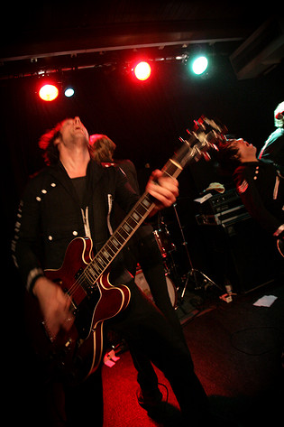 2006-11-30 - The (International) Noise Conspiracy från Guitars, Umeå