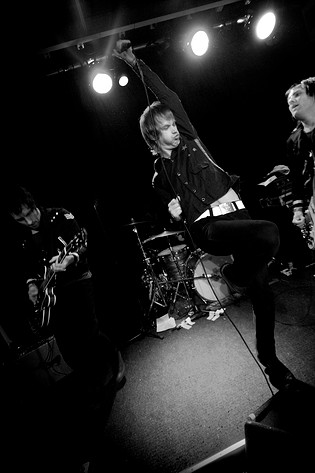 2006-11-30 - The (International) Noise Conspiracy från Guitars, Umeå