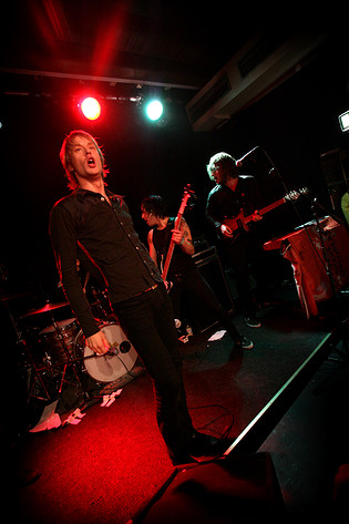 2006-11-30 - The (International) Noise Conspiracy från Guitars, Umeå