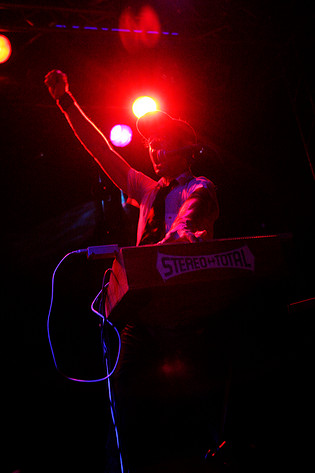 2005-09-30 - Stereo Total från Sticky Fingers, Göteborg