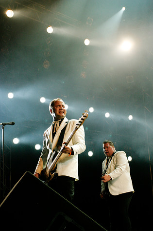 2005-06-17 - The Hives från Hultsfredsfestivalen, Hultsfred