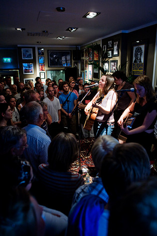 2007-07-25 - The Be Good Tanyas från Pet Sounds Bar, Stockholm