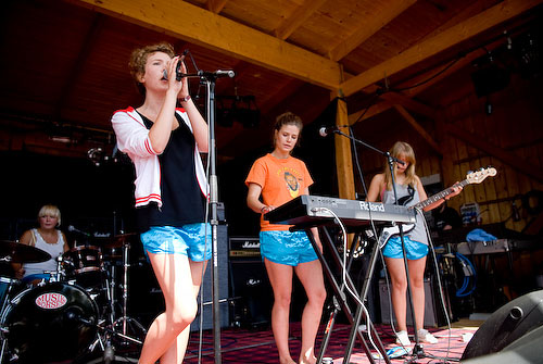 2007-07-27 - Those Dancing Days från Emmabodafestivalen, Emmaboda