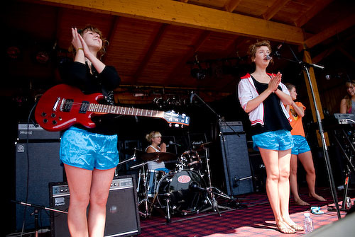 2007-07-27 - Those Dancing Days från Emmabodafestivalen, Emmaboda