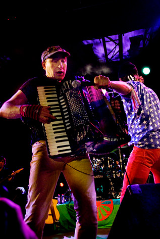 2007-07-25 - Gogol Bordello från Storsjöyran, Östersund