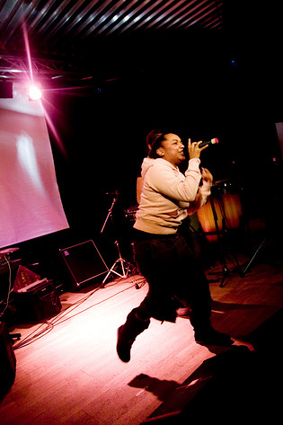 2007-11-30 - Ayesha från Digital Tone Festival, Umeå