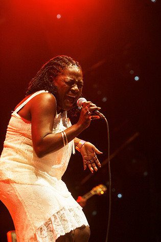 2008-07-06 - Sharon Jones & the Dap-Kings från Roskildefestivalen, Roskilde