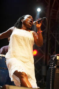 2008-07-06 - Sharon Jones & the Dap-Kings från Roskildefestivalen, Roskilde