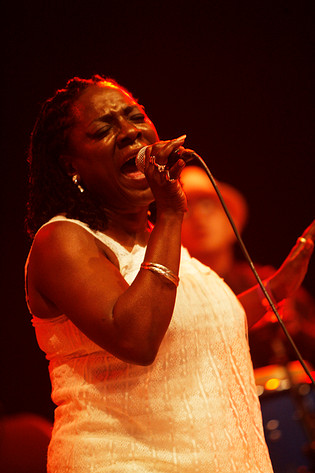 2008-07-06 - Sharon Jones & the Dap-Kings från Roskildefestivalen, Roskilde