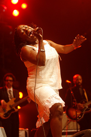 2008-07-06 - Sharon Jones & the Dap-Kings från Roskildefestivalen, Roskilde