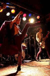 2009-05-16 - The (International) Noise Conspiracy från Guitars, Umeå