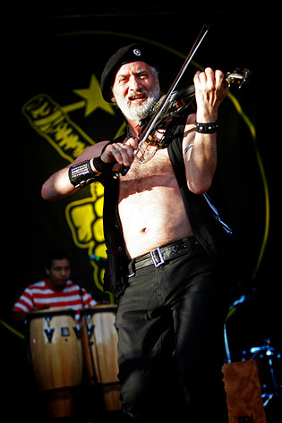 2009-06-26 - Gogol Bordello från Peace & Love, Borlänge