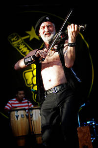 2009-06-26 - Gogol Bordello från Peace & Love, Borlänge