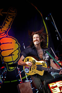 2009-06-26 - Gogol Bordello från Peace & Love, Borlänge