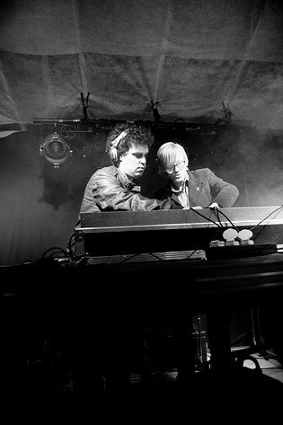 2009-07-30 - Simian Mobile Disco från Emmabodafestivalen, Emmaboda