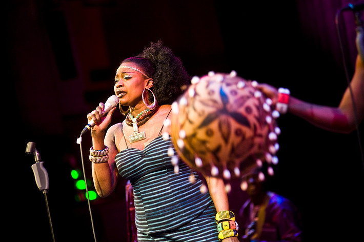 2009-11-06 - Oumou Sangaré från Konserthuset, Stockholm