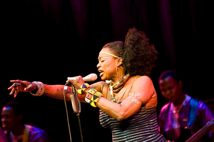 2009-11-06 - Oumou Sangaré från Konserthuset, Stockholm