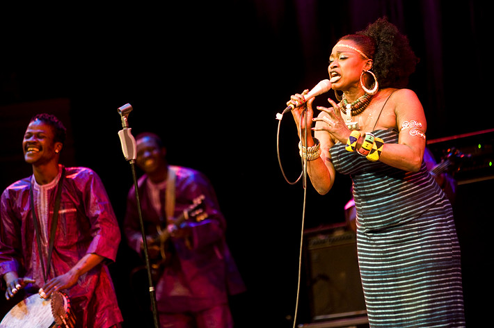 2009-11-06 - Oumou Sangaré från Konserthuset, Stockholm