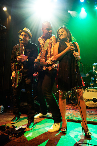 2010-05-03 - Dengue Fever från Berns, Stockholm