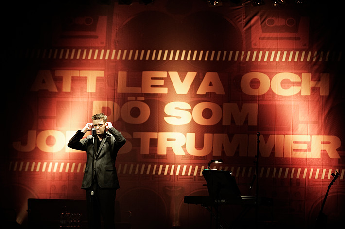 2010-10-23 - "Att leva och dö som Joe Strummer" med Marcus Birro & Wayne Hussey från Södra Teatern, Stockholm