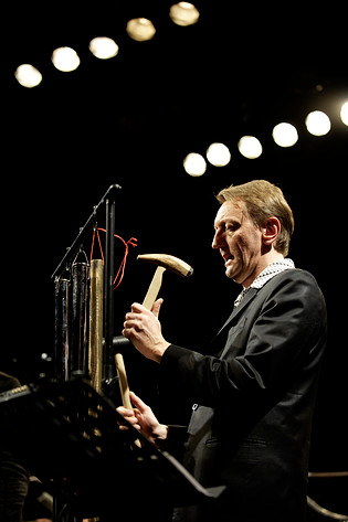 2010-11-06 - Einstürzende Neubauten från Södra Teatern, Stockholm