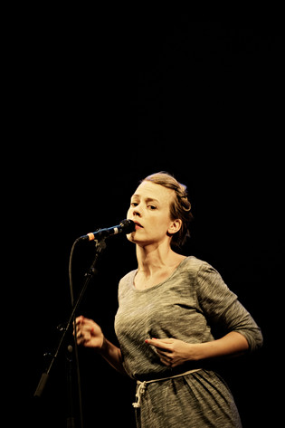 2011-01-24 - Sonja Åkesson tolkad av från Södra Teatern, Stockholm