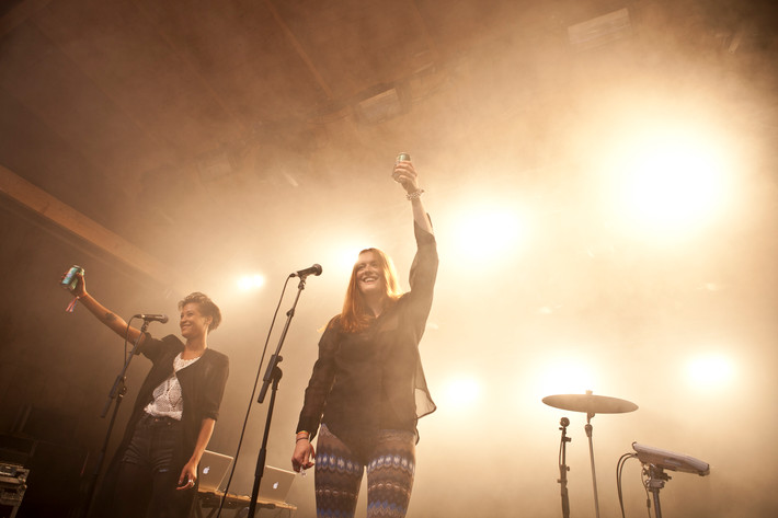 2011-07-27 - Icona Pop från Emmabodafestivalen, Emmaboda