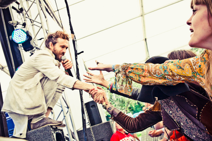 2011-08-12 - Edward Sharpe & The Magnetic Zeros från Way Out West, Göteborg