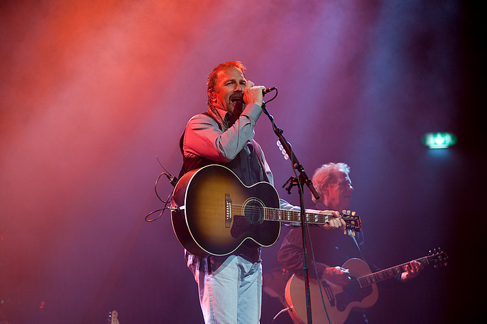 2011-09-22 - Kevin Costner & Modern West från Filadelfiakyrkan, Stockholm