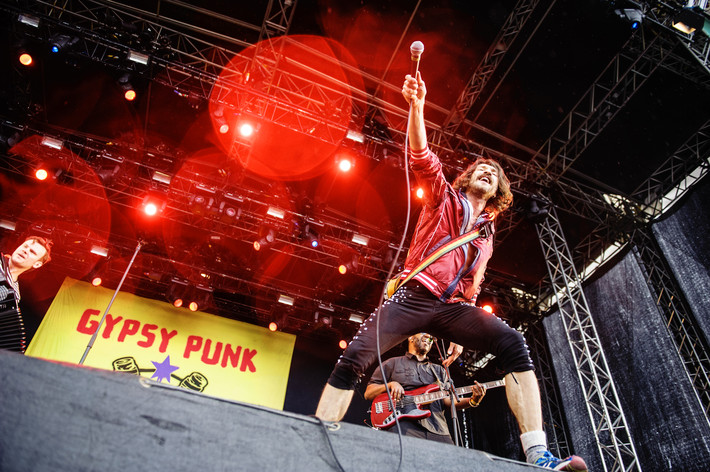 2013-06-27 - Gogol Bordello från Bråvalla, Norrköping