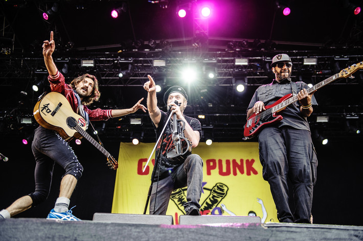 2013-06-27 - Gogol Bordello från Bråvalla, Norrköping