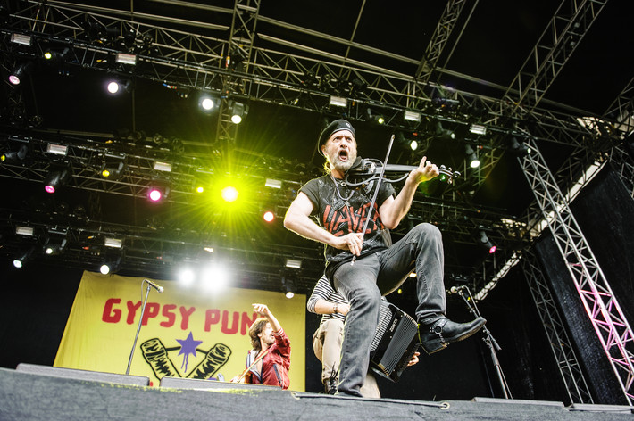 2013-06-27 - Gogol Bordello från Bråvalla, Norrköping