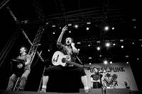 2013-06-27 - Gogol Bordello från Bråvalla, Norrköping