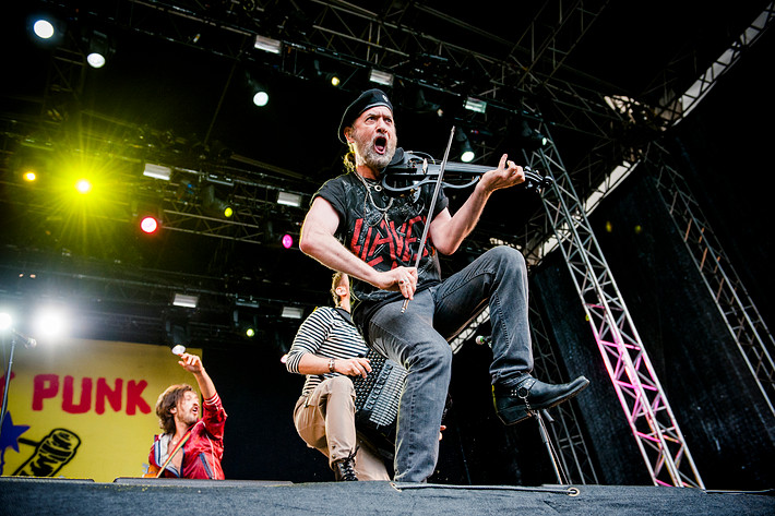 2013-06-27 - Gogol Bordello från Bråvalla, Norrköping