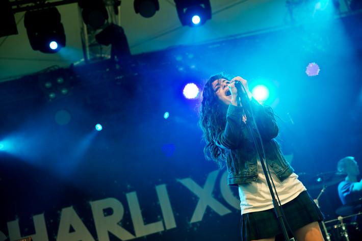2013-06-27 - Charlie XCX från Bråvalla, Norrköping