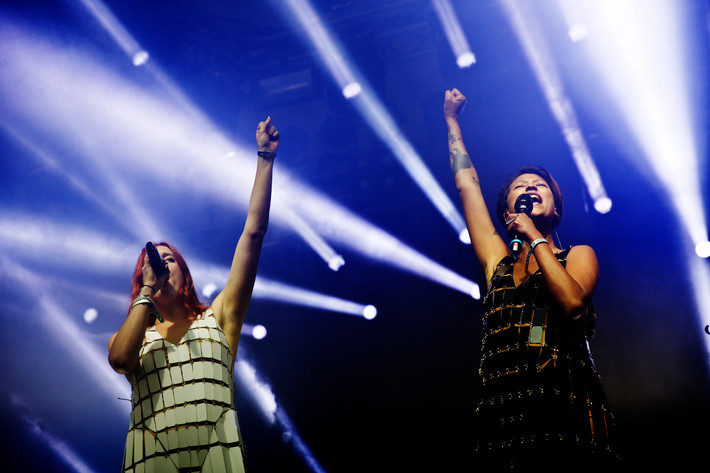 2013-06-27 - Icona Pop från Bråvalla, Norrköping