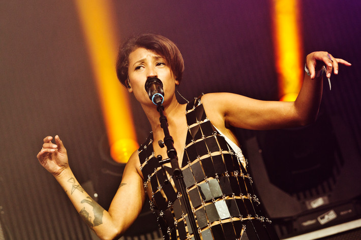 2013-06-27 - Icona Pop från Bråvalla, Norrköping