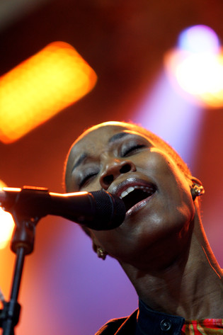 2013-07-05 - Rokia Traoré från Roskildefestivalen, Roskilde