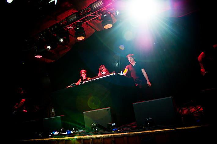 2013-07-25 - Krewella från Emmabodafestivalen, Emmaboda