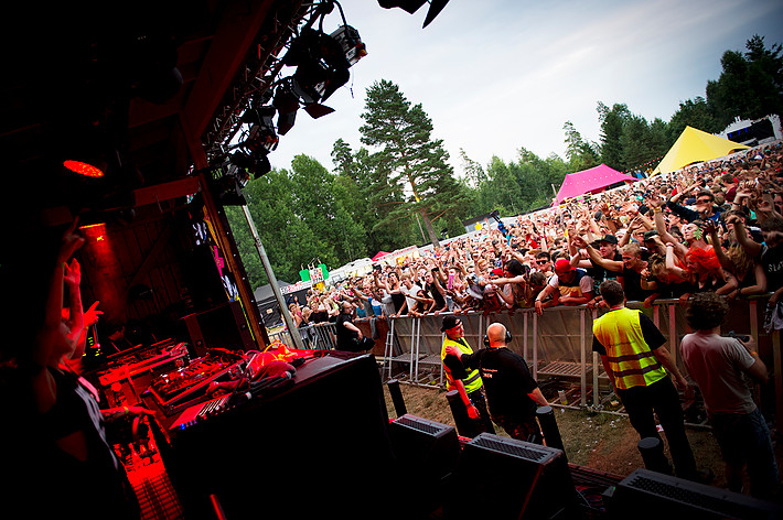 2013-07-25 - Krewella från Emmabodafestivalen, Emmaboda
