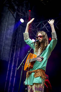 2013-08-08 - Crystal Fighters från Way Out West, Göteborg